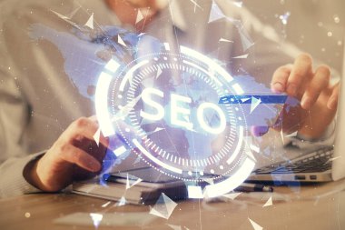 Kredi kartı ve SEO çizimi tutan bir adamın ellerine iki kez maruz kalmış. İnternet E-ticaret konseptinde arama motoru optimizasyonu.