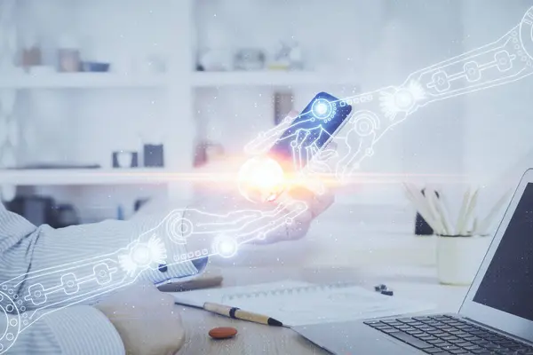 Bir Adamın Elini Tutarken Dijital Bir Cihaz Veri Temalı Hologram — Stok fotoğraf