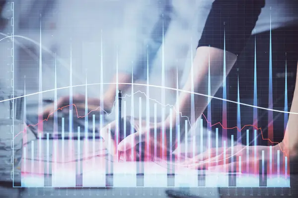 コンピュータや財務チャートのホログラム図面に入力する女性の手の複数の露出 株式市場分析の概念 — ストック写真