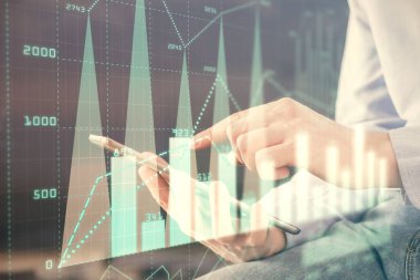 Bir adamın elini tutarken ve dijital bir cihaz ve ön grafik çizimi kullanırken çift pozlama. Finansal piyasa kavramı.