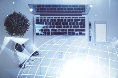 Harita hologramının çalışma masası arkaplanını bilgisayarla çizerken çift pozlama. Uluslararası ağ kavramı. Üst görünüm.