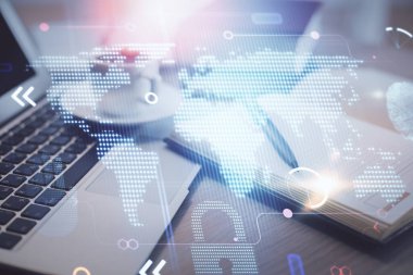 Masa arkasında kahve ve eşyalar olan iki kat harita çizimi ve masaüstü görüntüsü. Küresel veri kavramı.