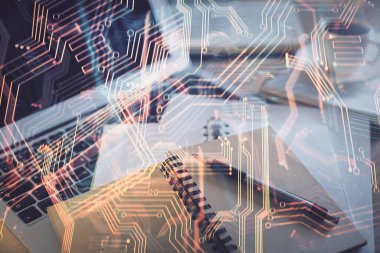 Teknoloji temalı çizimlere ve masaüstüne kahve ve masa arkasında eşyalar ile çifte pozlama. Yüksek teknoloji kavramı.