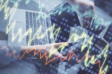 İşkadını ellerinin bilgisayar ve finansal grafik hologramı çizimlerinde çifte pozlama. Borsa analizi kavramı.