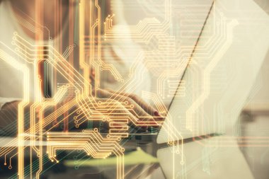 Bilgisayar ve teknoloji temalı çizimlerde kadın elinin çifte pozlanması. Yüksek Teknoloji kavramı.