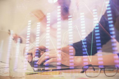 Bilgisayarda ve finansal grafik hologramında yazı yazan kadın ellerine çoklu maruz kalma. Borsa analizi kavramı.