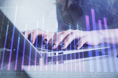 Bilgisayarda ve ön x grafik hologram çiziminde kadın eli yazarken çift pozlama. Borsa yatırım kavramı.