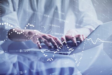 Bilgisayar ve veri temalı hologram çizimlerinde çalışan kadın elleri çift pozlama. Teknoloji kavramı.