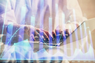 Bilgisayarda ve ön x grafik hologram çiziminde kadın eli yazarken çift pozlama. Borsa yatırım kavramı.