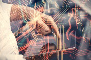 Dijital bir cihaz ve teknoloji temalı hologram çizimi kullanarak insanın elini tutarken çift pozlama. Teknoloji konsepti.