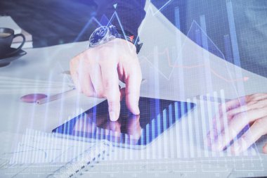 Bir adamın elini tutarken ve dijital bir cihaz ve ön grafik çizimi kullanırken çift pozlama. Finansal piyasa kavramı.