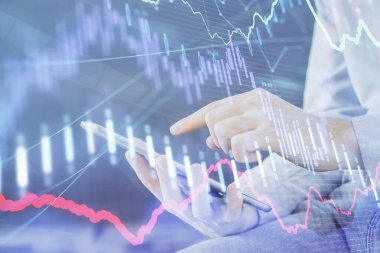 Bir adamın elini tutarken ve dijital bir cihaz ve ön grafik çizimi kullanırken çift pozlama. Finansal piyasa kavramı.