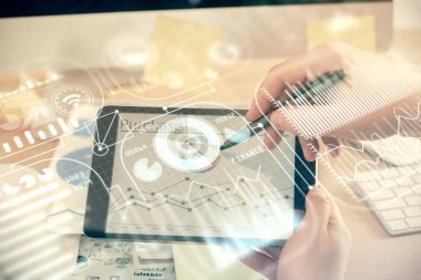 Dijital bir cihaz ve teknoloji temalı hologram çizimi kullanarak insanın elini tutarken çift pozlama. Teknoloji konsepti.