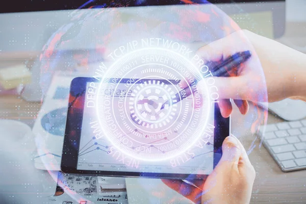 人間の手を保持し デジタルデバイスと技術テーマのホログラム図面を使用しての二重露出 技術コンセプト — ストック写真