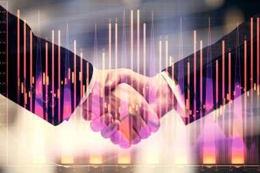 Forx grafik hologramı ve iki adamın el sıkışması. Borsa konsepti.