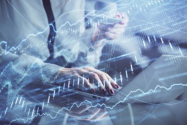 İşkadını ellerinin bilgisayar ve finansal grafik hologramı çizimlerinde çifte pozlama. Borsa analizi kavramı.