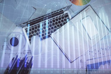 Forx grafiğinin bilgisayar ile masa arkaplanının üzerine çizimi. Finansal araştırma ve analiz kavramı. Üst görünüm.