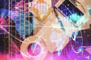 Masaüstü arkaplanındaki bilgisayarın üzerinde iş temalı hologram çizimleri. Üst Manzara. Çoklu maruz kalma. Uluslararası bağlantılar kavramı.