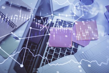 Bilgisayarla birlikte çok sayıda finansal şema çizimi. Araştırma ve analiz kavramı. Üst görünüm.