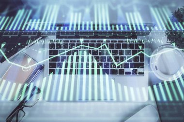 Bilgisayarla üst görünüm çalışma masası arkaplanı üzerinden hologram çizerek veri temasının çifte pozlandırılması. Teknoloji kavramı.