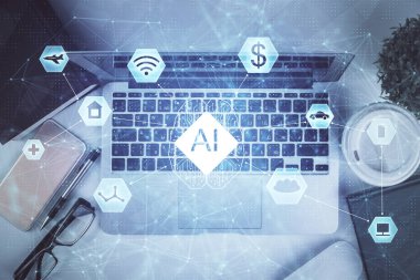 Bilgisayarla üst görünüm çalışma masası arkaplanı üzerinden hologram çizerek veri temasının çifte pozlandırılması. Teknoloji kavramı.