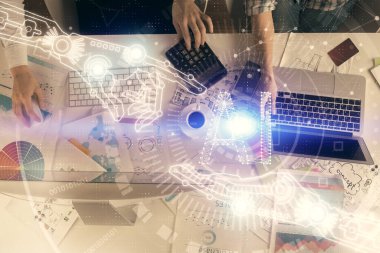 Kadın ve erkeğin birlikte çalışması ve teknoloji temasının hologramı çekmesi. Büyük veri konsepti. Bilgisayar arkaplanı.