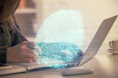 Bilgisayarda yazı yazan ve parmak izi çizimi yapan bir kadının ellerine iki kez maruz kalmış. Güvenlik kavramı.