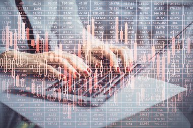 Bilgisayarda ve finansal grafik hologramında yazı yazan kadın ellerine çoklu maruz kalma. Borsa analizi kavramı.