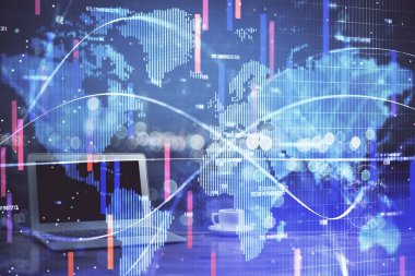 İş teması simgelerinin çoklu pozlandırılması ve bilgisayar geçmişi olan masa. Başarı kavramı.