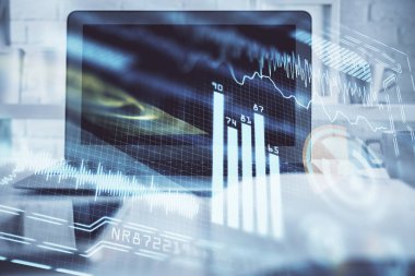 Bilgisayar, teknoloji temalı hologramla birlikte ofiste. Çoklu maruz kalma. Teknoloji kavramı.