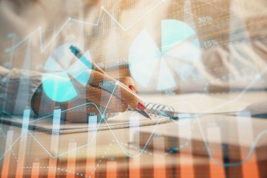Forex grafik hologramı ile not lar yapan kadın ellerinin çift pozlama. Konsept borsa analizi.