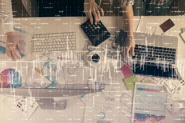 일하는 남녀에 폭넓은 홀로그램 컴퓨터 — 스톡 사진