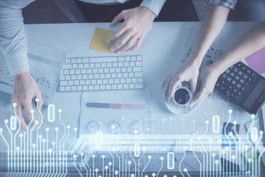 Kadın ve erkeğin birlikte çalışması ve veri temalı hologram çizimi. Bilgisayar arkaplanı. Üst Görünüm.