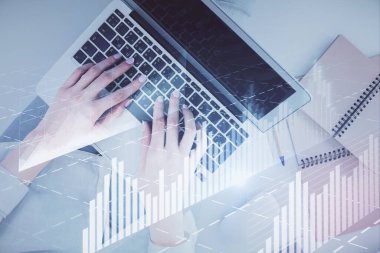 Bilgisayar ve ön grafik hologram çizimi üzerinde çalışan kadın elleri çift pozlama. Üst Manzara. Mali analiz kavramı.