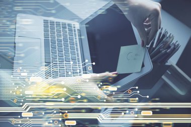 Bilgisayar ve veri temalı hologram çizimleri üzerinde çalışan kadın ellerine çok fazla maruz kalma. Teknoloji kavramı.