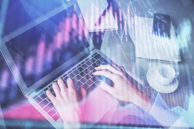 Bilgisayarda ve ön x grafik hologram çiziminde kadın eli yazarken çift pozlama. Borsa yatırım kavramı.