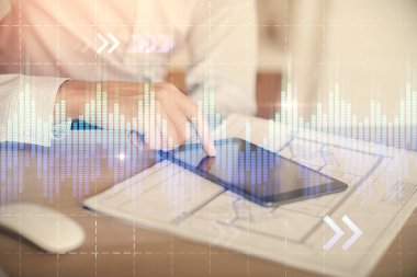 Bir adamın elini tutarken ve dijital bir cihaz ve ön grafik çizimi kullanırken çift pozlama. Finansal piyasa kavramı.