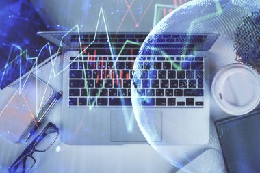 Bilgisayarla birlikte çok sayıda finansal şema çizimi. Araştırma kavramı. Üst görünüm.