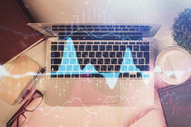 Bilgisayarla birlikte çok sayıda finansal şema çizimi. Araştırma kavramı. Üst görünüm.