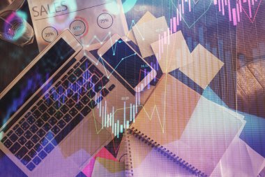 Finans piyasası grafiği ve masaüstü bilgisayarının üst görüntüsü. Çoklu maruz kalma. Yatırım kavramı.