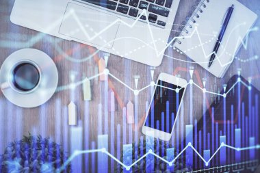 Masaüstü üzerinde telefonlu iki kat mali şema hologramı. Üst Manzara. Mobil ticaret platformu kavramı.