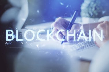 Kripto para birimi hologramı, Bitcoin, ellerin üstünde ico teması not tutuyor. Engelleme zinciri kavramı. Çoklu pozlama