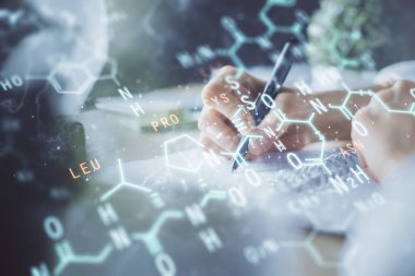 Fen formülü hologramı, arka plan notları alan kadınların elleri üzerinde. Öğrenim anlayışı. Çift pozlama