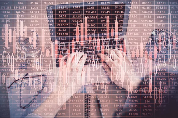 ノートパソコンのキーボードと外国為替チャートのホログラム図面を入力する人の手の二重露出 最上階だ 金融市場の考え方 — ストック写真