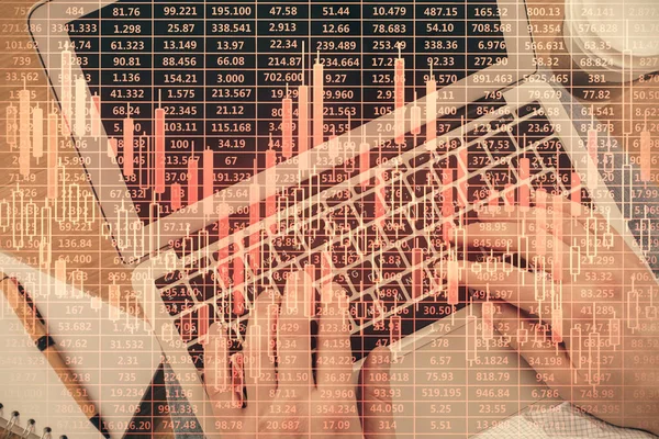コンピューターのキーボードと外国為替グラフのホログラム図面を入力する人の手の二重露出 最上階だ 金融市場の考え方 — ストック写真