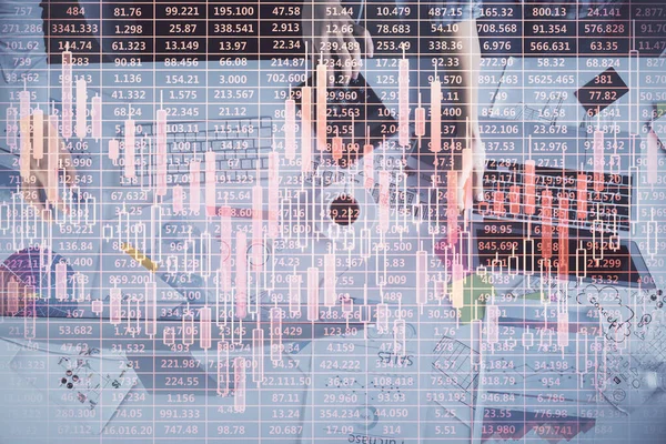 一緒に働く男女の複数の露出と財務チャートのホログラム ビジネスコンセプト コンピュータの背景 — ストック写真