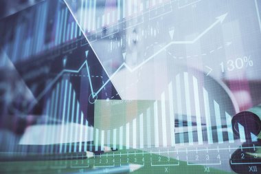 Finansal pazar grafiği hologramı ve kişisel bilgisayar arka planda. Çifte maruziyet. Önx kavramı.