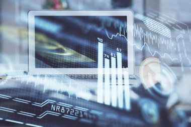 Bilgisayar, teknoloji temalı hologramla birlikte ofiste. Çifte maruziyet. Teknoloji kavramı.