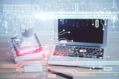 Masaüstü bilgisayarı ve teknoloji temalı holograma çift pozlama. Yazılım geliştirme kavramı.