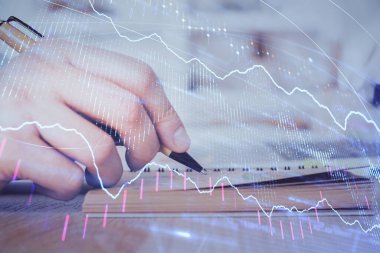 Bir adamın ön x grafiğiyle borsa notları alırken iki kez görüntülenmesi. Araştırma ve ticaret kavramı.